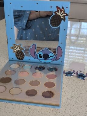 Stitch Pineapple Eyeshadow Palette - Blue ,Plus A Set Of Stitch EARRINGS!